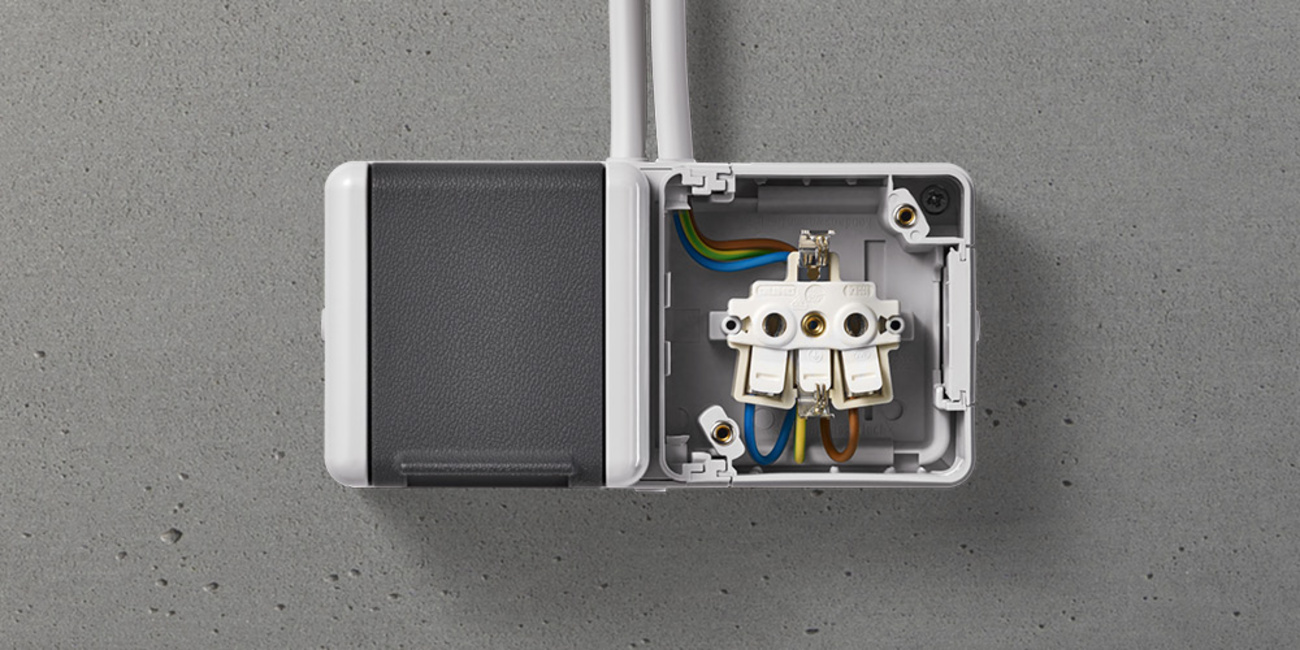 Doppelsteckdose mit Trennsteg bei Ing. Lothar Kunze Elektro GmbH in Halle